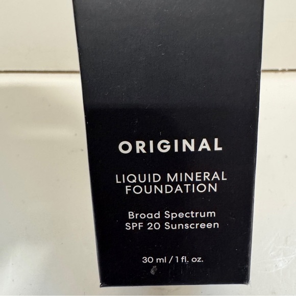 Bareminerals Original Liquid Mineral Foundation Spf 20 Light 08 - Picture 2 of 3